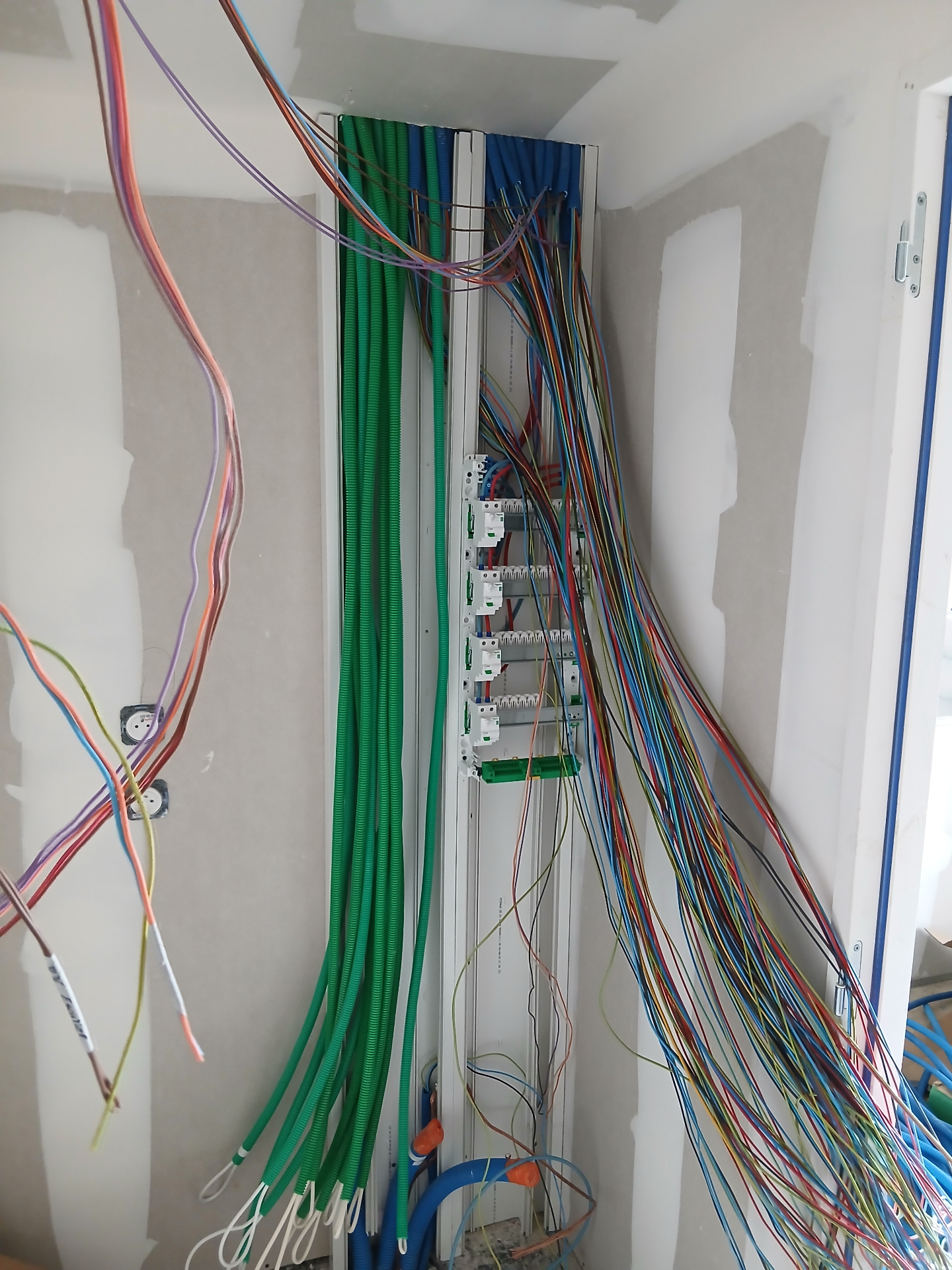 Électricien à Brest — câblage et tirage des gaines pour un tableau électrique neuf