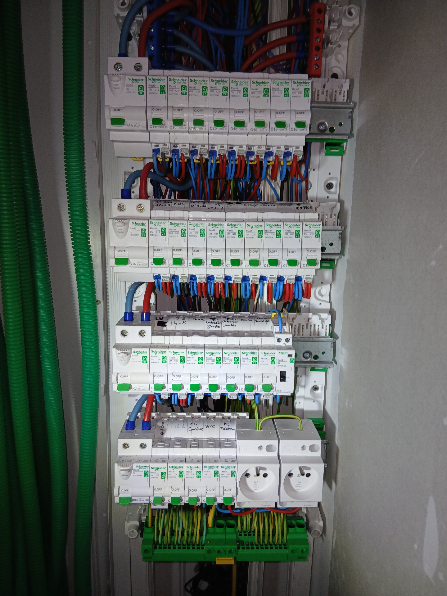 Électricien à Brest — tableau électrique Schneider Resi9 raccordé et conforme NF C 15-100