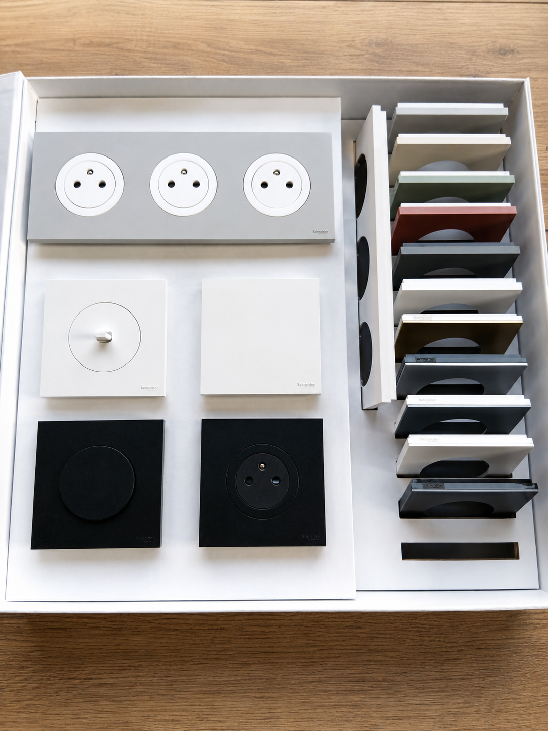 Coffret de présentation Schneider Electric avec échantillons de finitions disponibles à Brest, Lesneven et Crozon
